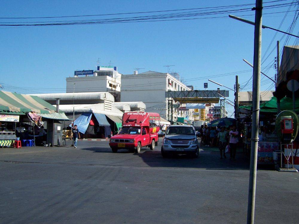 หลังตลาดมีนบุรี รถสองแถวสีแดง