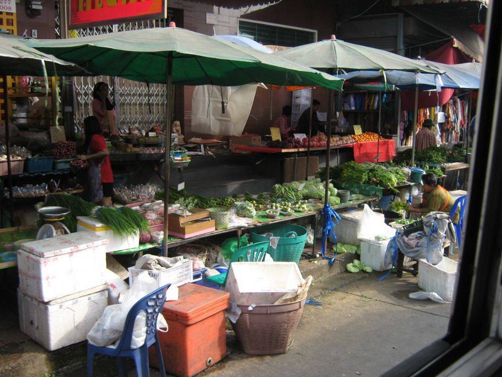 ขายผัก ริมคลองแสนแสบ ใกล้สะพาน