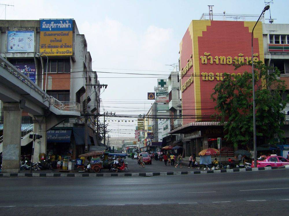 ตลาดมีนบุรี ด้านหน้า ใกล้คลองแสนแสบ