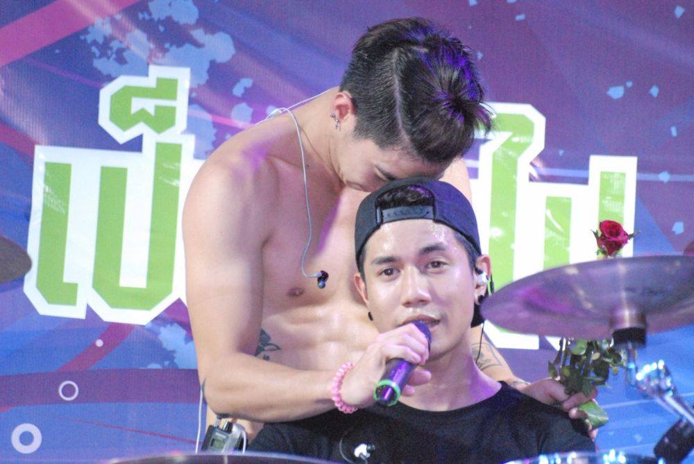 Attitude Thailand มิถุนายน 59 โตโน่ อม...ชมพูมาแว้ววว ต่อคิวๆ