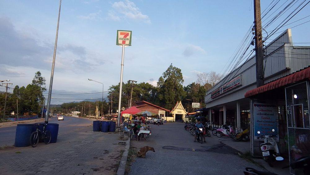 อยู่หลังร้านเซเว่น