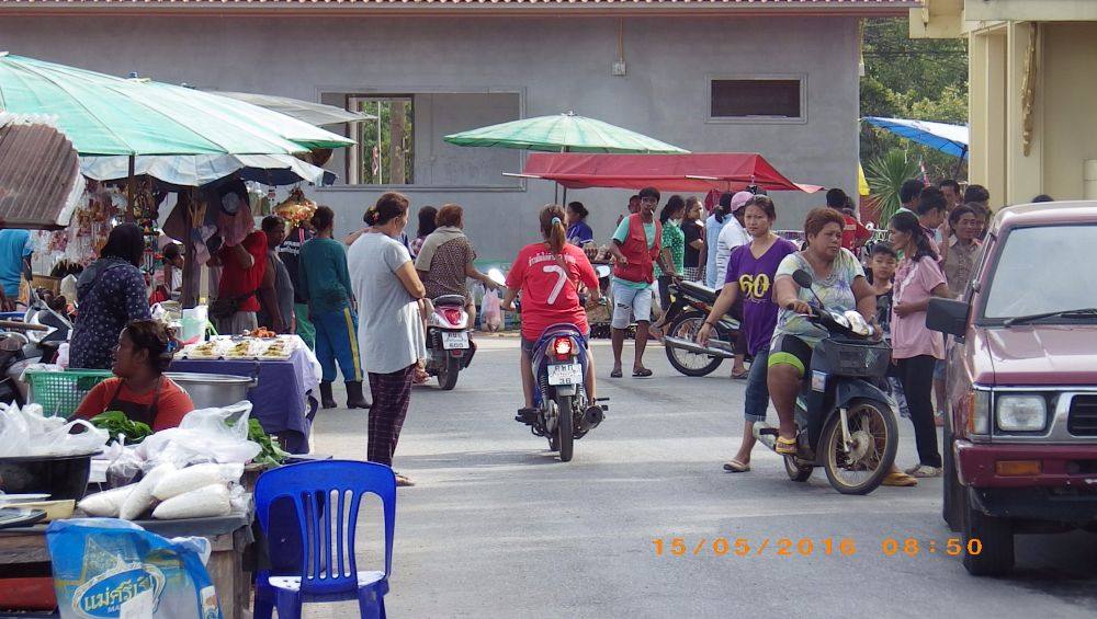 ทางเข้า ออก ตลาดนัด