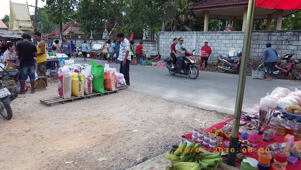 ทางเข้าตลาดนัด