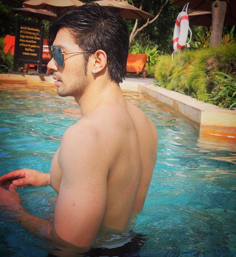 "บุ๊ค ภูดิท" ฟินกับการเปลืยยกายของหนุ่มแซ่บคนนี้