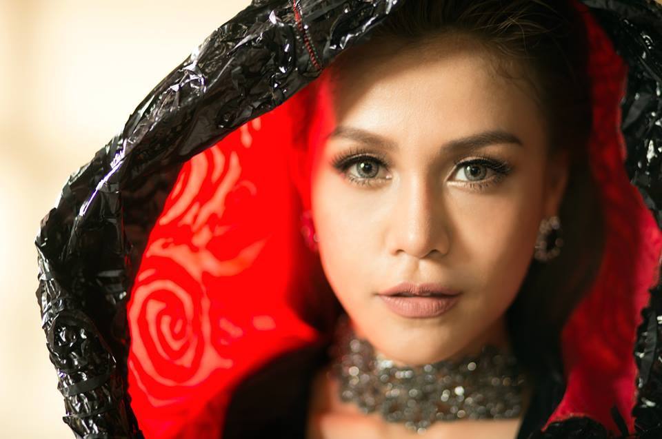 ออม บลูเบอร์รี่ อาร์สยาม ฉายเดี่ยว  พร้อมลุคใหม่ในเอ็มวี แซ่บ สตรอง &ldquo;อกสั่น&rdquo;