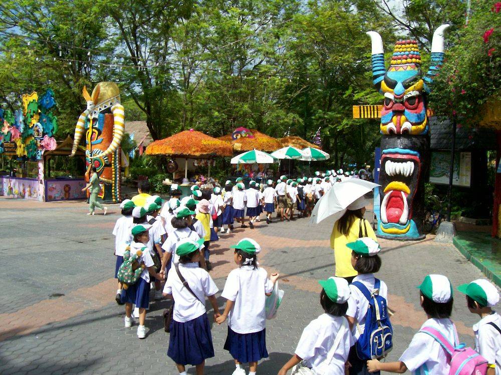 ออกจากเวทีโลมา