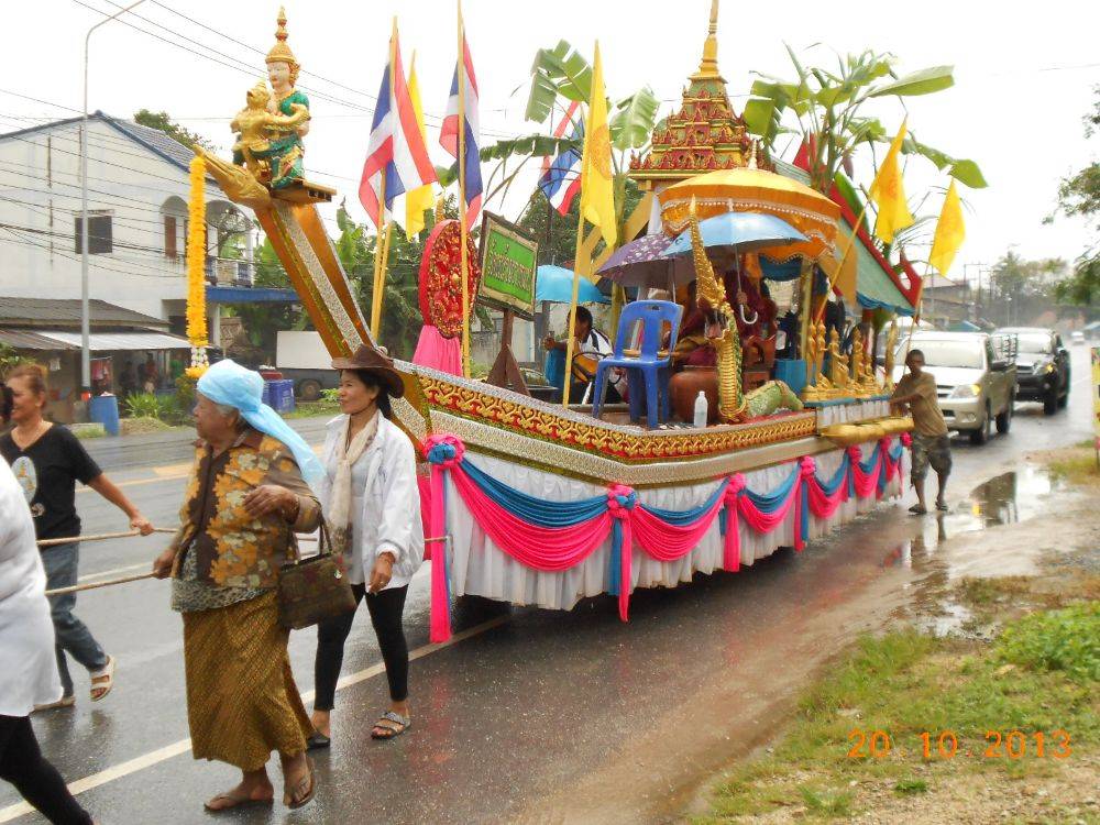 ลากเรือพระ ต.ช้างกลาง ๒๕๕๖