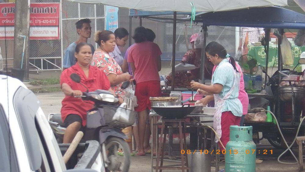หมูทอด ข้าวเหนียว หน้าเซเว่น