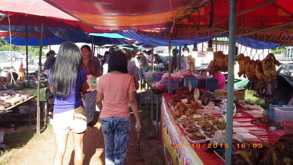 ตลาดนัดวันพฤหัสบดี บ่าย