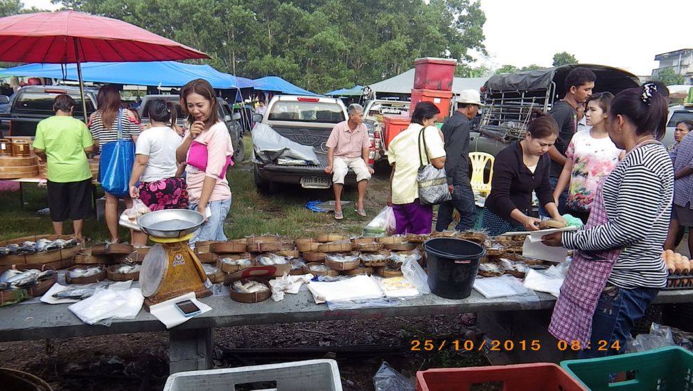 ตลาดนัดวันอาทิตย์ ข้างวัดมะนาวหวาน
