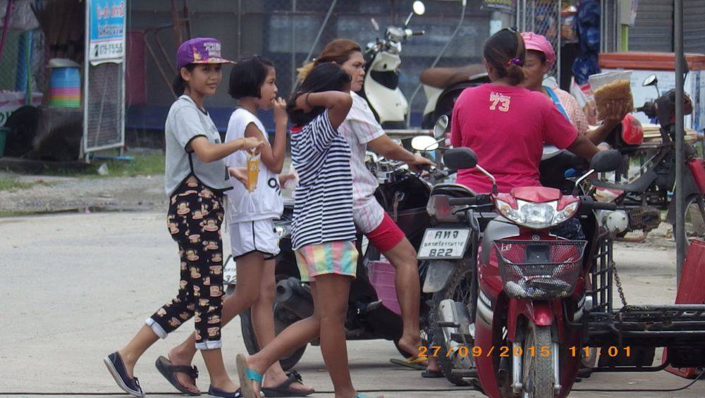 ภาพชีวิตประจำวัน หน้าร้านเซเว่น