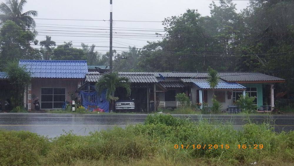 บ้านเรือน ฝนตก ริมถนน 4015