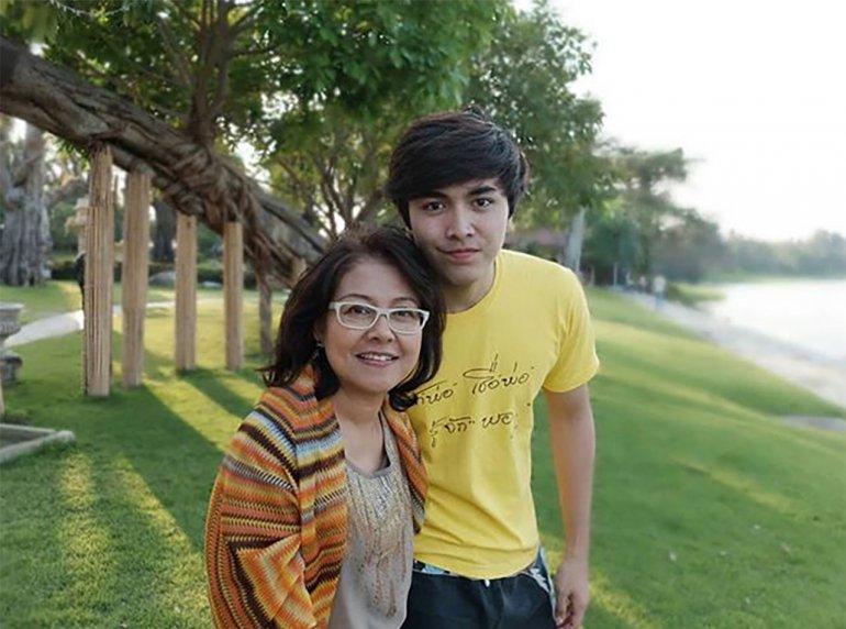ภณ  ณวัสน์  ภู่พันธัชสีห์ ที่ทุกคนสงสัยว่าเป็นใครมาจากไหน หนุ่มหล่อ ออร่าพุ่ง ทีแท้ก็มีเลือดศิลปินนั่นเองถึงว่าหน้าเป๊ะ ปังมากเพราะคุณแม่เคยเป็นนางเอกภาพยนตร์ชื่อ  ชนุตพร  วิศิษฐ์โสภณ จากเรื่อง เพื่อน