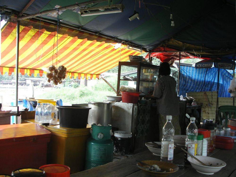 ร้านค้า ใกล้สะพาน หน้าวัดพระยาสุเรนทร์