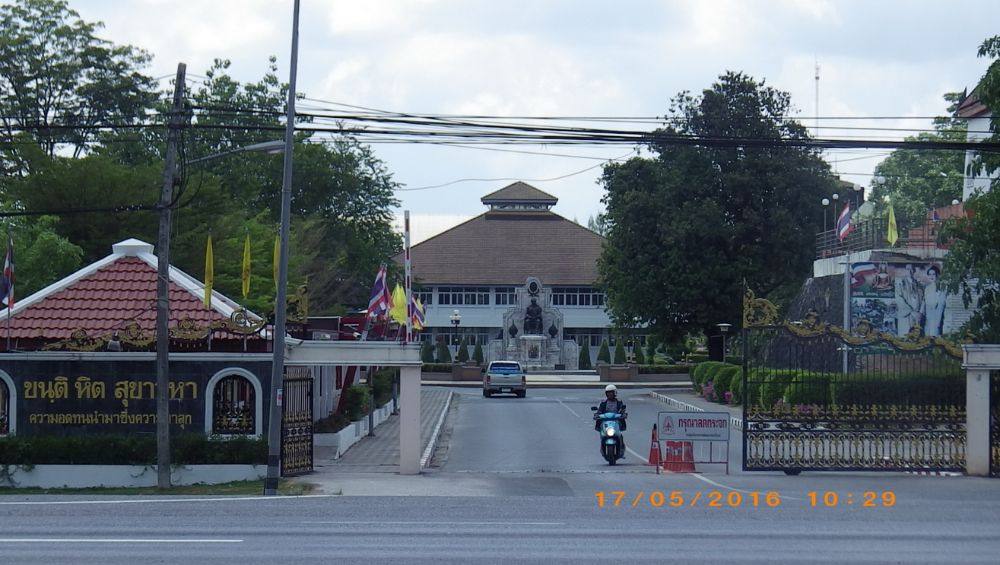 โรงเรียนเบญจมราชูทิศ อยู่นอกเมือง