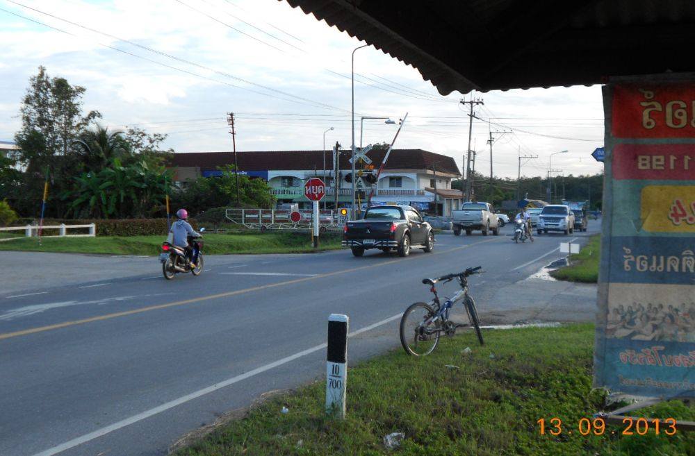 ด้านนอกตลาดนาบอน ระวังรถไฟผ่าน