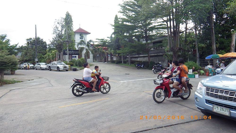 เยื้องสถานีรถไฟ