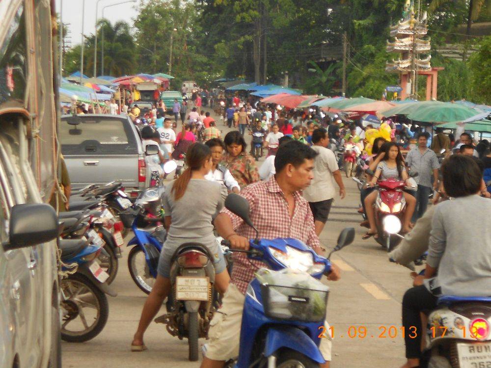 ตลาดนัดวันเสาร์ บ่าย อยากให้ดูอีกที คนมากจริง ๆ