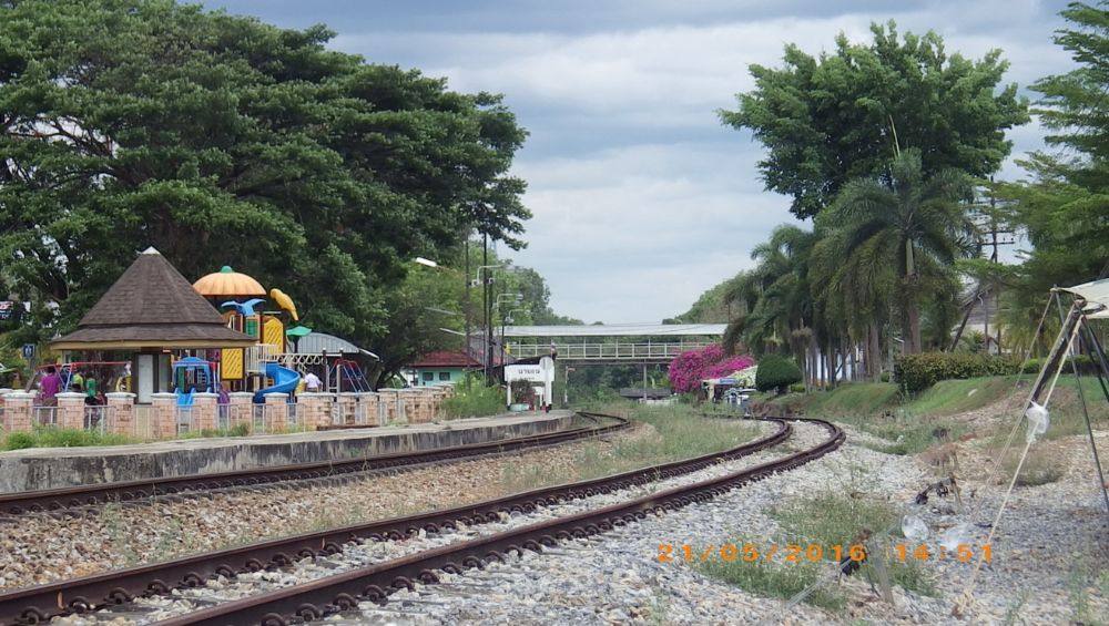 รถไฟผ่านตลาดนาบอน