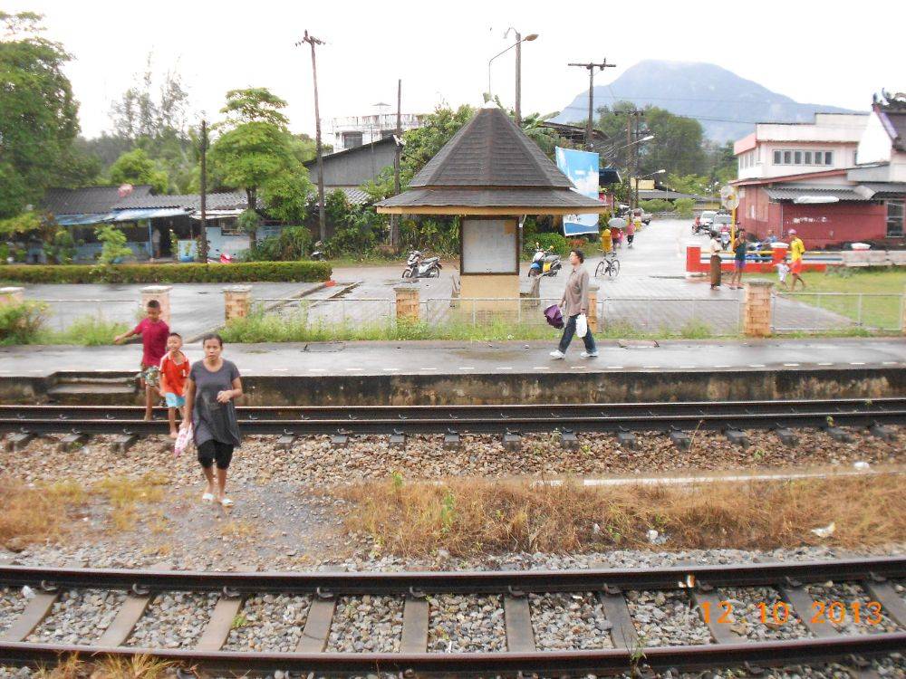ในวันที่มีตลาดนัด เดินข้ามรางรถไฟ