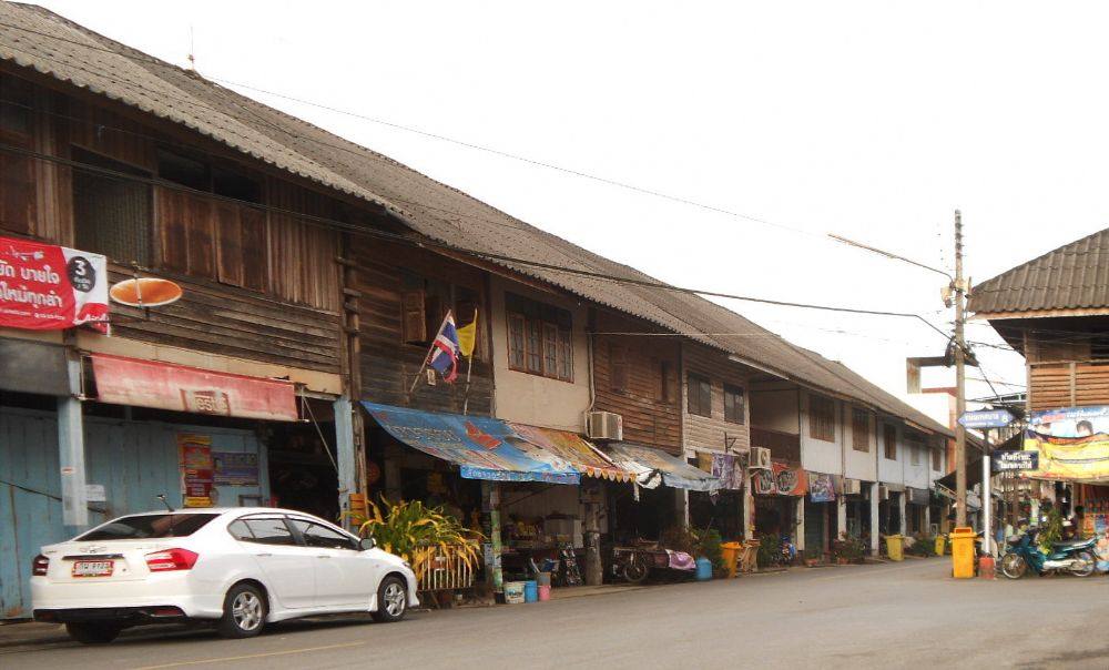 ตลาดนาบอน มีขนาดเล็ก