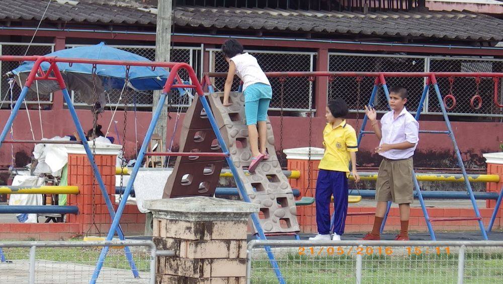 สนามเด็กเล่นเทศบาลนาบอน ใกล้สถานีรถไฟ