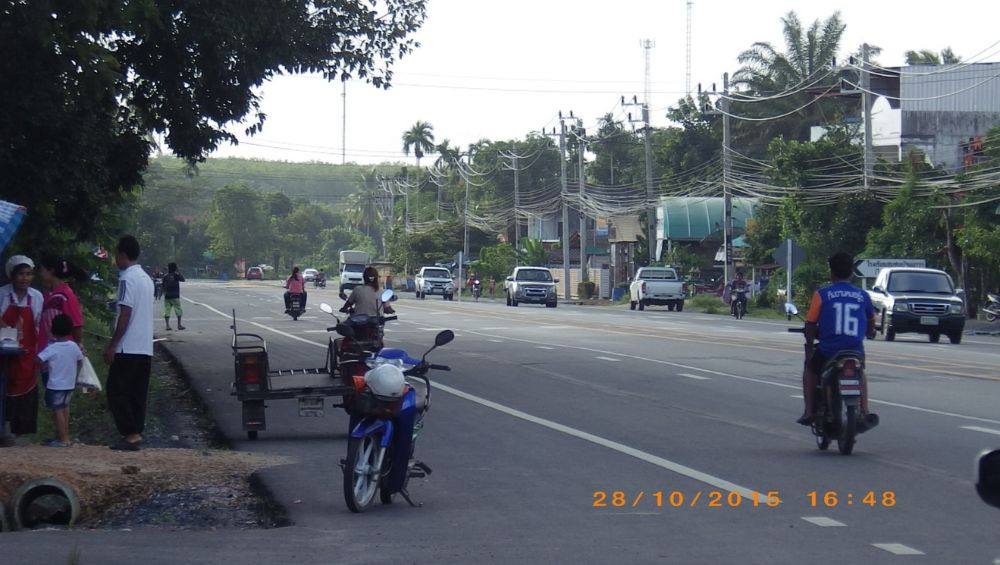 เป็นถนนสี่เลน ช่วงหน้าวัด โรงเรียน