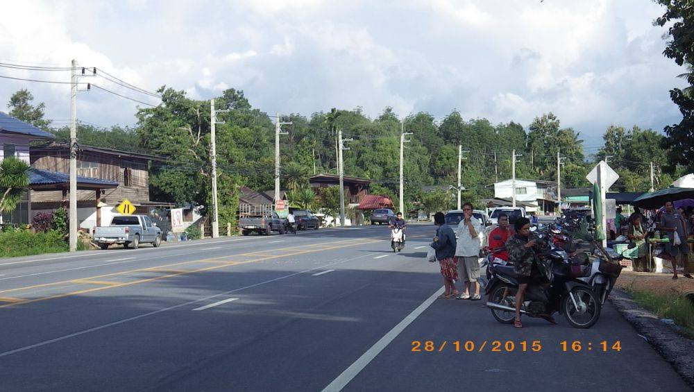 เป็นถนนสี่เลน ช่วงหน้าวัด โรงเรียน