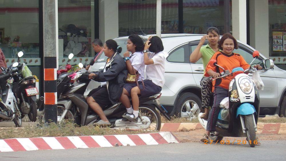 ภาพชีวิตประจำวัน หน้าร้านเซเว่น