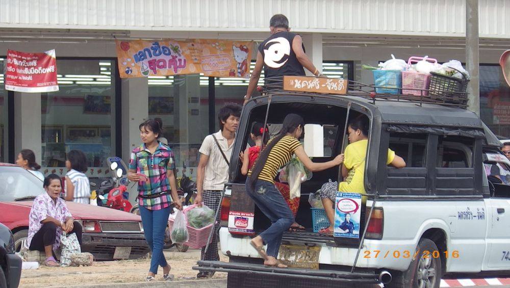 แรงงานพม่า จ่ายตลาดนัดวันอาทิตย์ เช้า