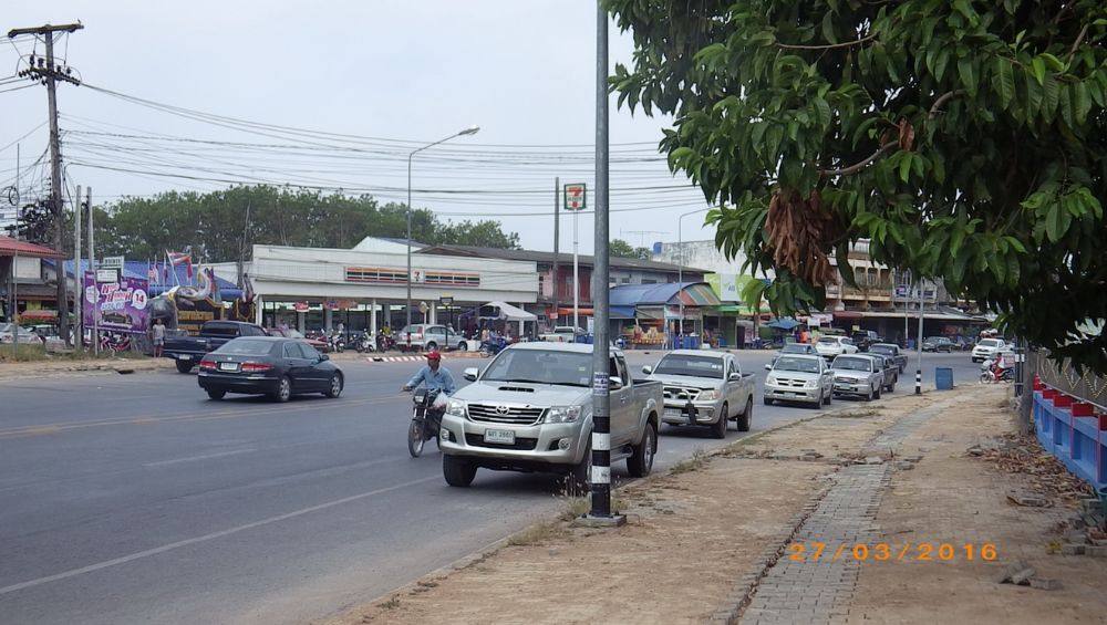 รถจอดยาว มีตลาดนัดวันอาทิตย์หลังเซเว่น