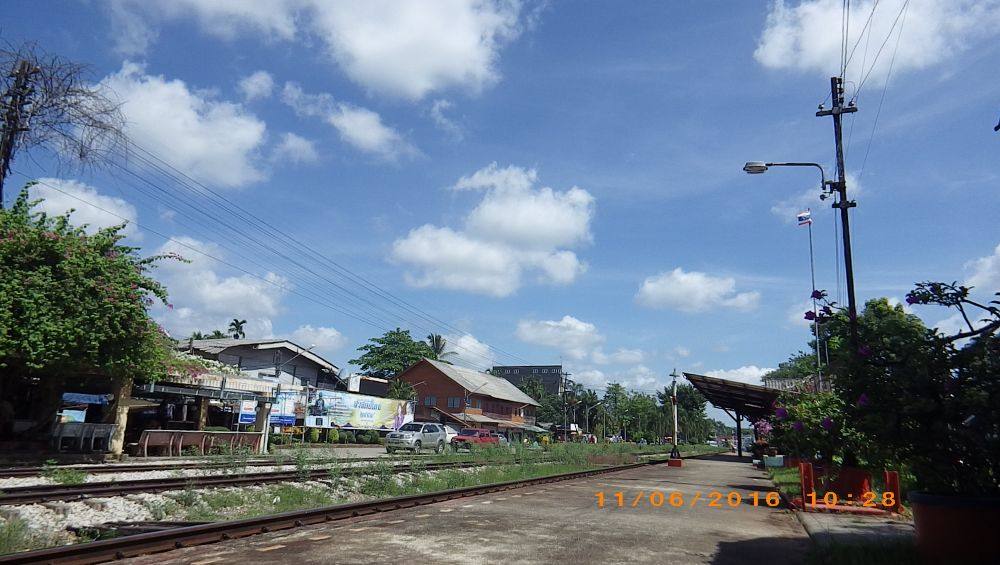ตรงข้ามสถานีรถไฟนาบอน