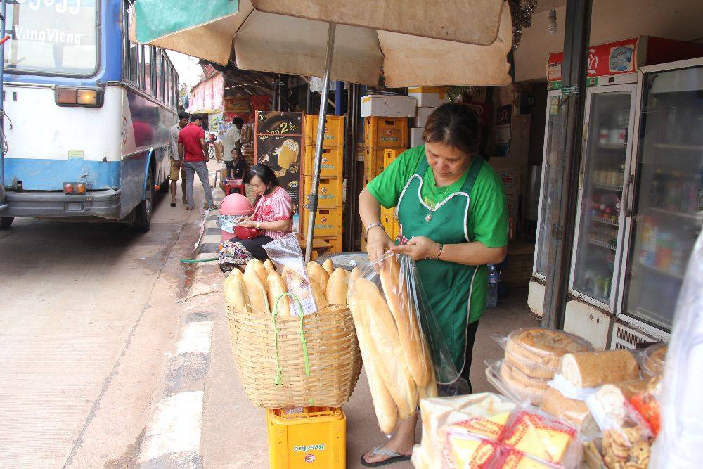 ข้าวจี่กับบรรยากาศดีผ่านวังเวียง สปป ลาว น่าเที่ยวครับ
