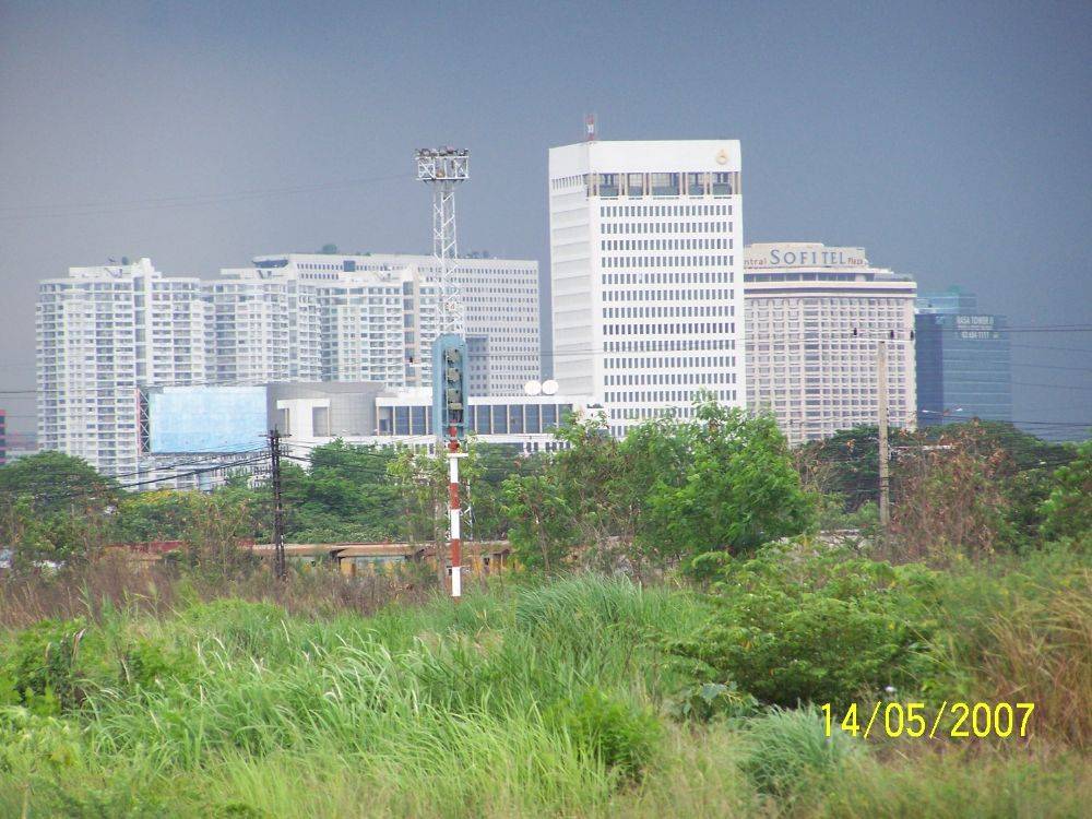 ด้านขวา ตึกเซ็นทรัลลาดพร้าว