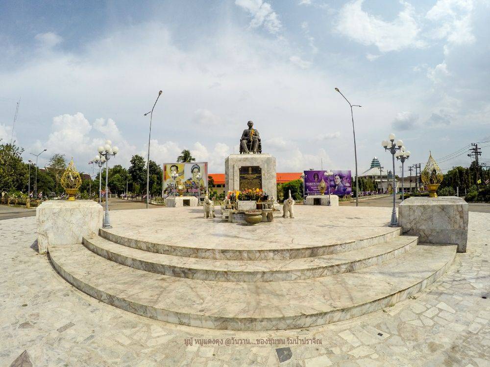 สถานที่. 11 ลานพระบรมรูป ร.5 หน้าศาลากลางหลังเก่าจังหวัดปราจีนบุรี สถานที่แห่งนี้ มีความหลัง สมัยที่ตรงนี้คือจุดศูนย์รวมอำนาจการบริหารจังหวัด (ปัจจุบันย้ายฐานการปกครองออกไปนอกเมือง)