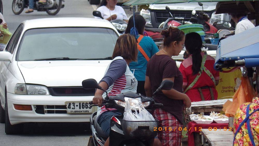 ตลาดนัดวันอาทิตย์ ข้างวัดมะนาวหวาน