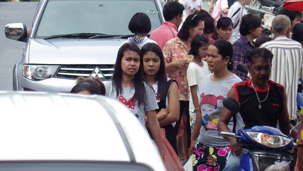 ตลาดนัดวันอาทิตย์ ข้างวัดมะนาวหวาน