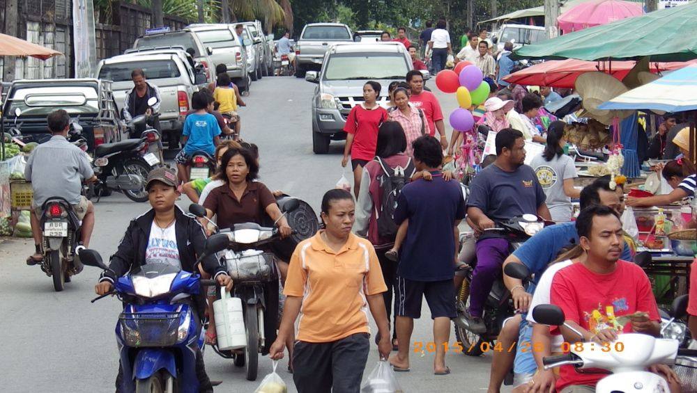 ถนนผ่านตลาดนัด