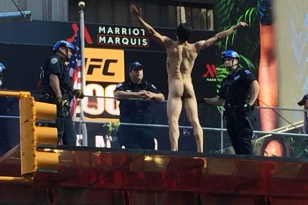 กฤต แมคคลีน นายแบบลูกครึ่งไทยที่เป็นข่าว "แก้ผ้ากลาง Times Square"