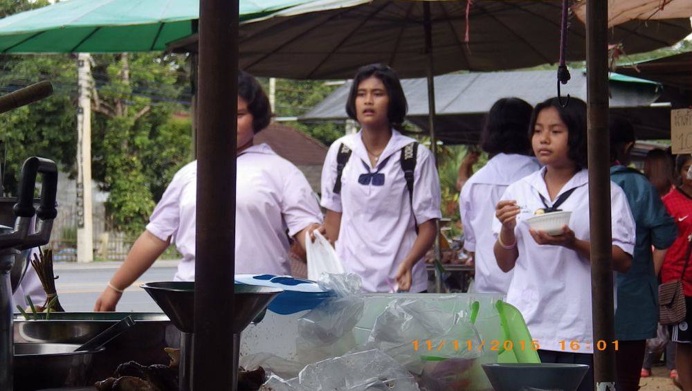 เดินไปด้วยกัน