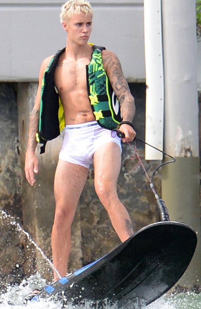 อิแม่ใจบ่ดี เมื่อ Justin Bieber สวมบ็อกเซอร์ซีทรูสีขาวแนบเนื้อบนหาดไมอามี่