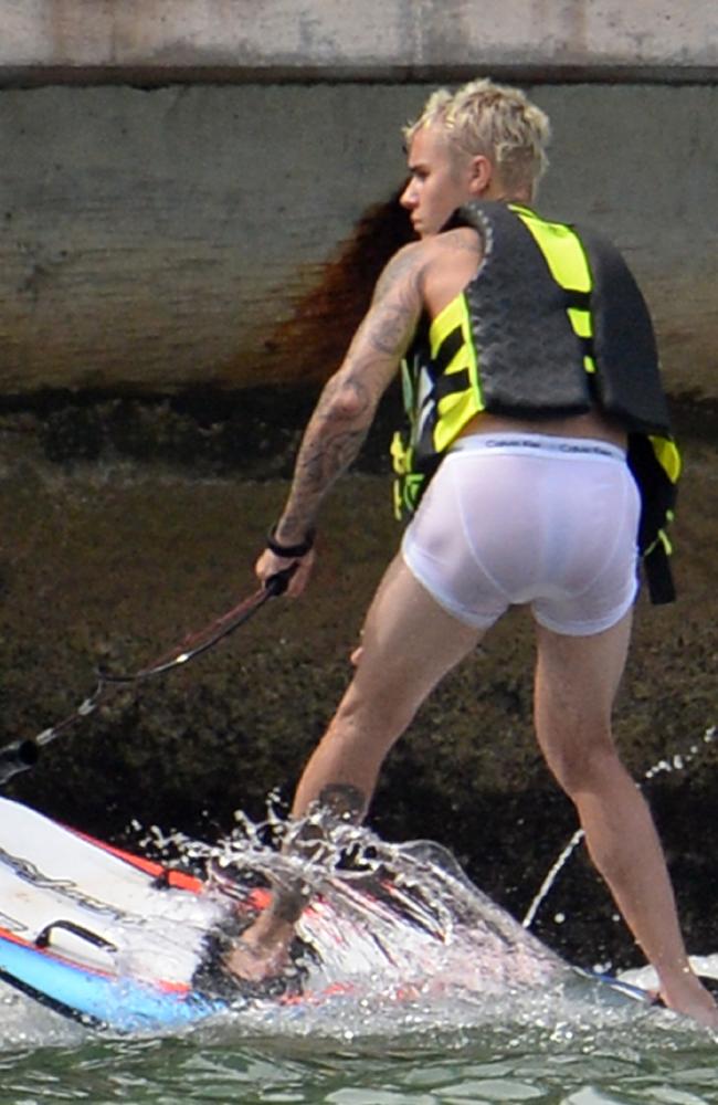 อิแม่ใจบ่ดี เมื่อ Justin Bieber สวมบ็อกเซอร์ซีทรูสีขาวแนบเนื้อบนหาดไมอามี่