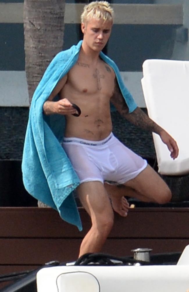 อิแม่ใจบ่ดี เมื่อ Justin Bieber สวมบ็อกเซอร์ซีทรูสีขาวแนบเนื้อบนหาดไมอามี่