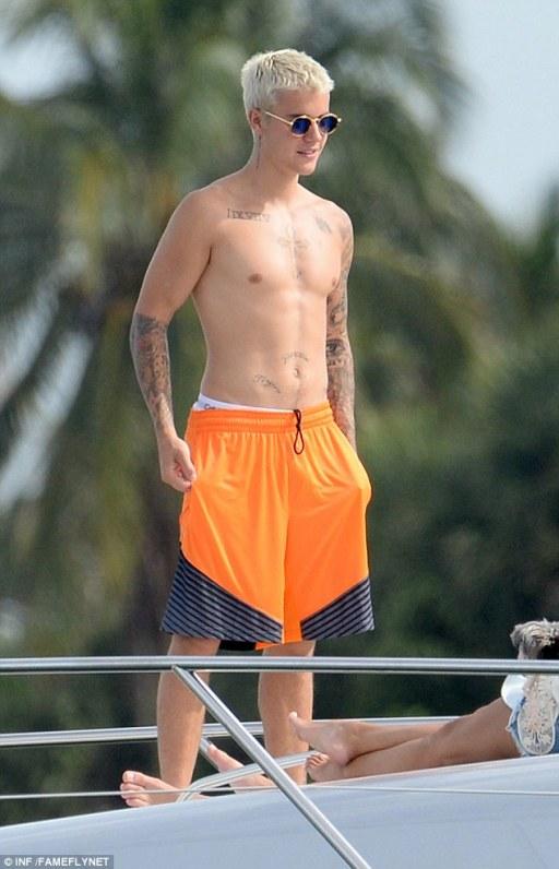 อิแม่ใจบ่ดี เมื่อ Justin Bieber สวมบ็อกเซอร์ซีทรูสีขาวแนบเนื้อบนหาดไมอามี่