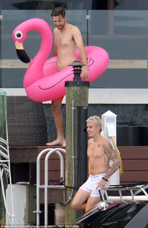 อิแม่ใจบ่ดี เมื่อ Justin Bieber สวมบ็อกเซอร์ซีทรูสีขาวแนบเนื้อบนหาดไมอามี่