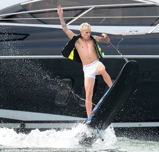 อิแม่ใจบ่ดี เมื่อ Justin Bieber สวมบ็อกเซอร์ซีทรูสีขาวแนบเนื้อบนหาดไมอามี่