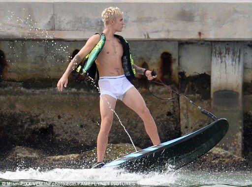 อิแม่ใจบ่ดี เมื่อ Justin Bieber สวมบ็อกเซอร์ซีทรูสีขาวแนบเนื้อบนหาดไมอามี่