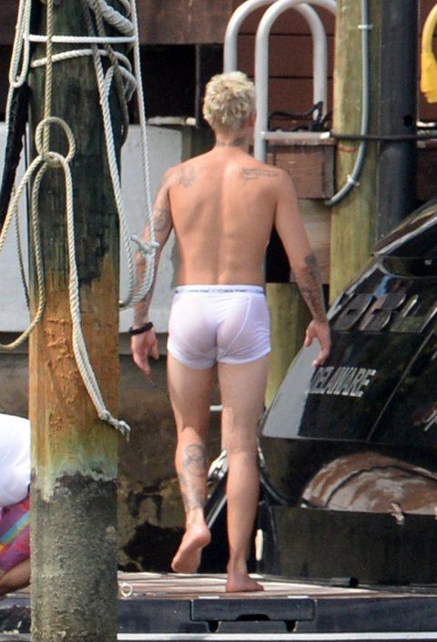 อิแม่ใจบ่ดี เมื่อ Justin Bieber สวมบ็อกเซอร์ซีทรูสีขาวแนบเนื้อบนหาดไมอามี่