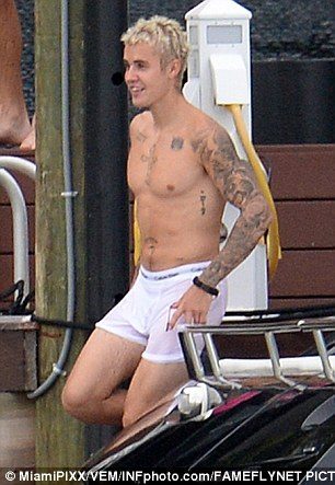 อิแม่ใจบ่ดี เมื่อ Justin Bieber สวมบ็อกเซอร์ซีทรูสีขาวแนบเนื้อบนหาดไมอามี่