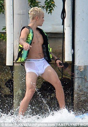 อิแม่ใจบ่ดี เมื่อ Justin Bieber สวมบ็อกเซอร์ซีทรูสีขาวแนบเนื้อบนหาดไมอามี่